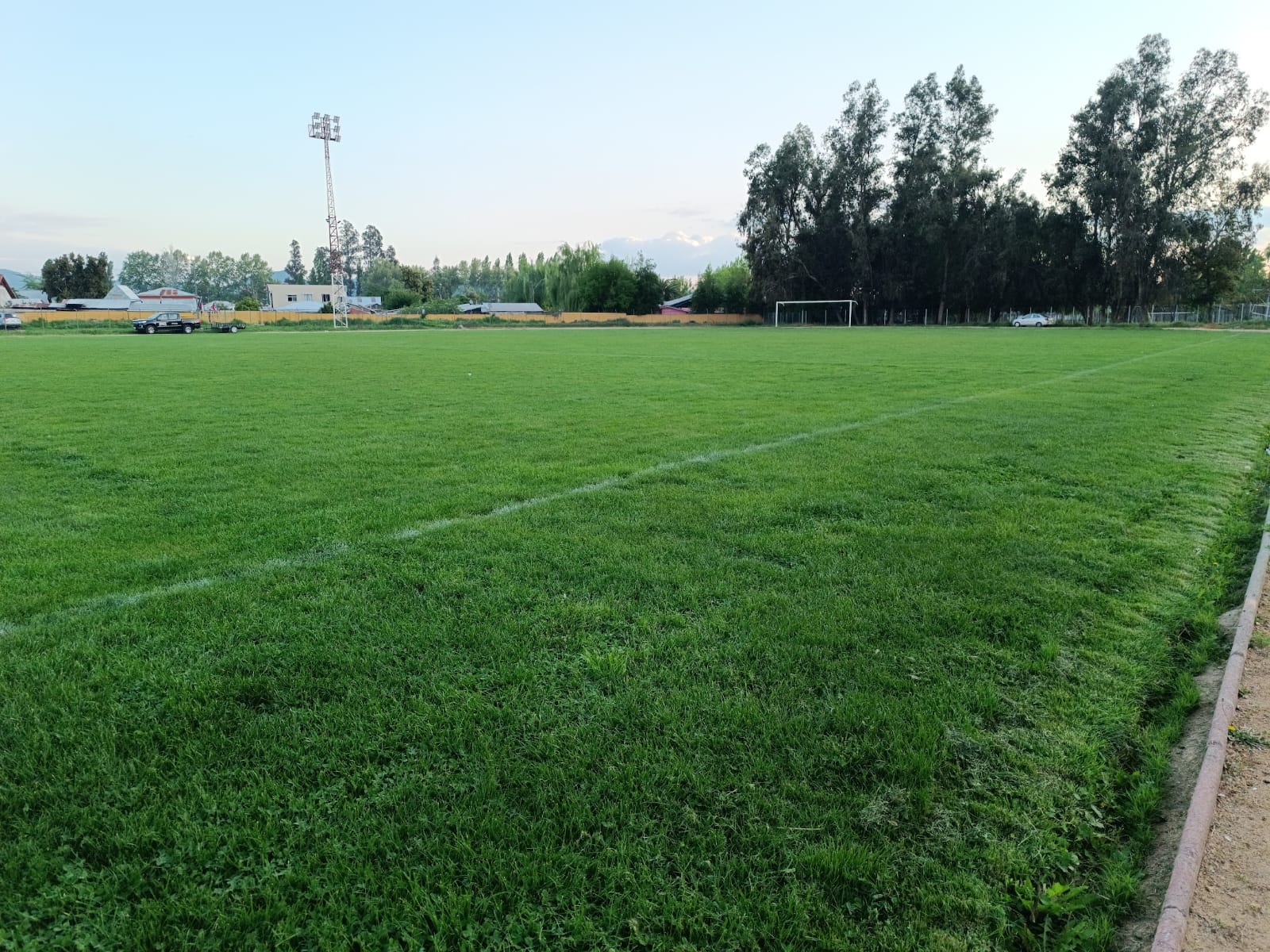 Cancha de fútbol y torre de iluminación en Nancagua